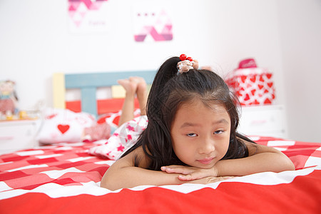 柔和幸福健康的可爱的小女孩在卧室玩耍图片