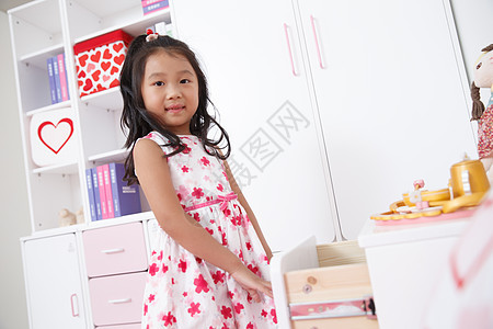 东方人柔和天真可爱的小女孩在卧室玩耍图片