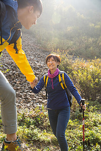 微笑的青年人技能青年男女登山图片