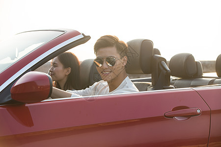 男人亚洲人安全青年男女开车出去旅行图片