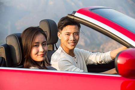 郊游亚洲人青年男女开车出去旅行图片