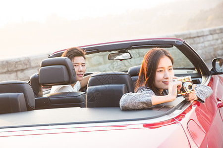 亚洲人家用车白昼青年男女开车出去旅行图片