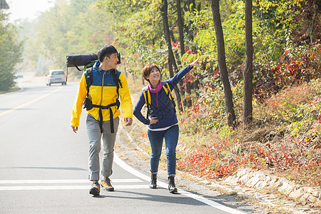 幸福现代20到24岁青年男女登山图片