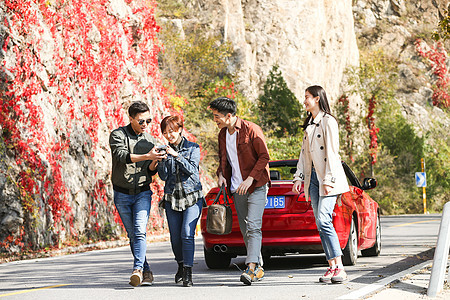 大学生户外活动高兴的青年男女自驾游图片