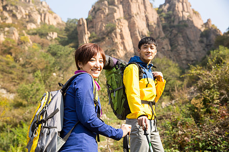 青年男人登山杖年轻女人青年男女登山图片