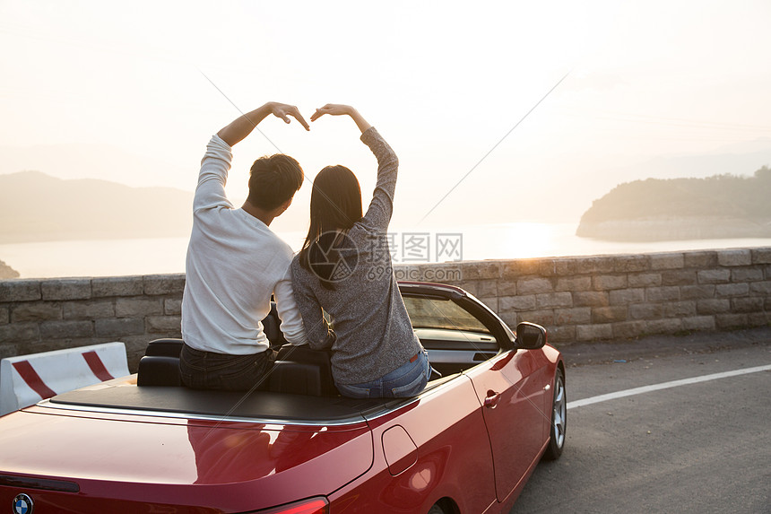 约会女朋友水平构图青年男女开车出去旅行图片
