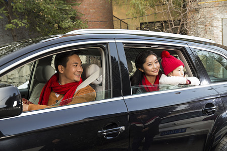 祝福童年透过窗户往外看幸福家庭坐在汽车里图片