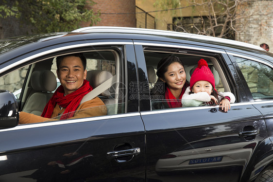 快乐摄影东亚幸福家庭坐在汽车里图片