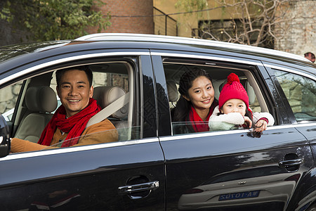 青年人户外水平构图幸福家庭坐在汽车里图片