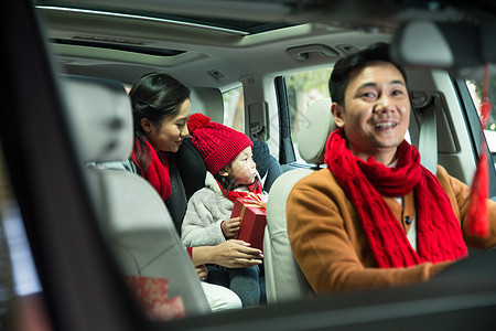 旅途成年人房子幸福家庭回家过新年图片