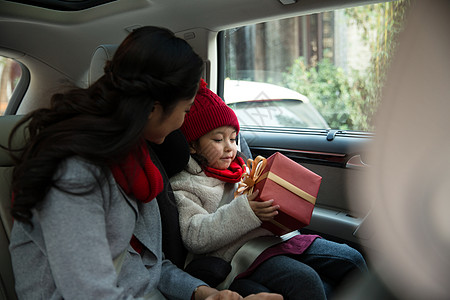 春节回家高兴的旅途休闲生活母亲和女儿乘车回家背景