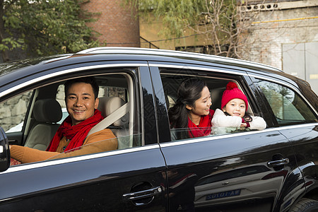 旅途核心家庭独生子家庭幸福家庭坐在汽车里图片