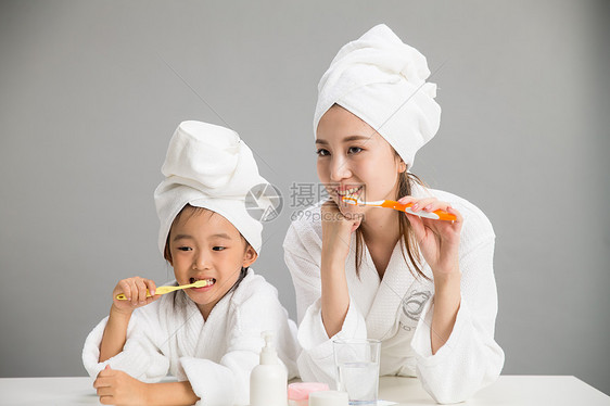 母亲装扮浴衣穿着浴袍的母女刷牙图片