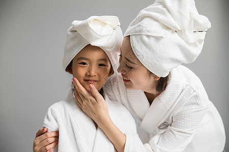 无忧无虑童年独生子家庭穿着浴袍的快乐母女图片
