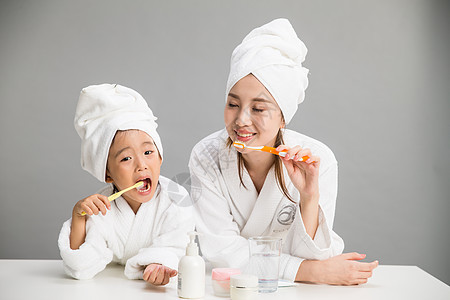 休闲装成年人卫生穿着浴袍的母女刷牙图片