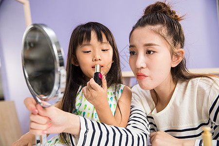 独生子家庭房间欢乐妈妈与女儿在化妆图片