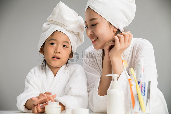 干净女孩青年女人穿着浴袍的母女刷牙图片