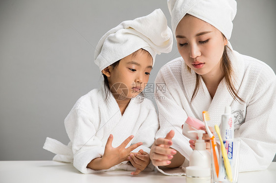 健康生活方式成年人欢乐穿着浴袍的母女刷牙图片