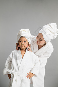 无忧无虑儿童亚洲穿着浴袍的快乐母女图片