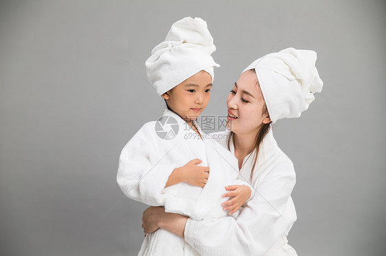 东亚住宅内部欢乐穿着浴袍的快乐母女图片