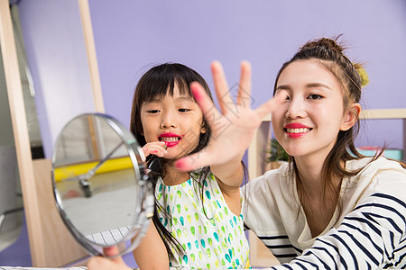 亲情人魅力妈妈与女儿在化妆图片