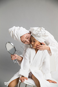 彩色图片微笑人穿着浴袍的母女照镜子图片