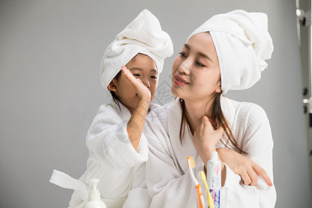 牙膏身体保健穿着浴袍的母女图片