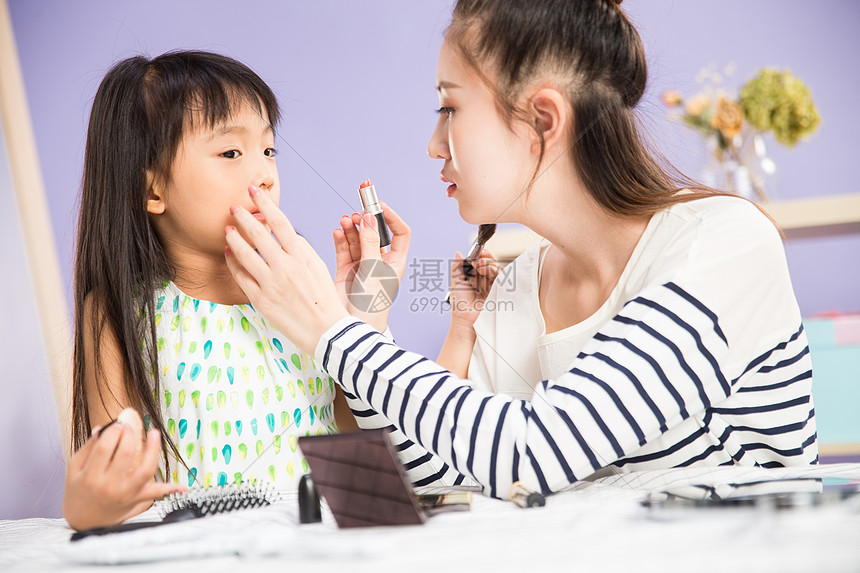 摄影天真独生子家庭妈妈与女儿在化妆图片