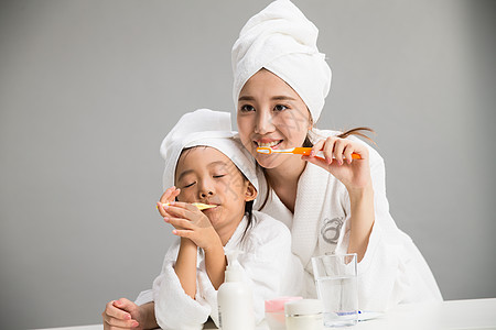 儿童舒适童年穿着浴袍的母女刷牙图片