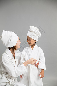 温馨4岁到5岁天真穿着浴袍的快乐母女图片