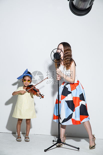 欢乐幸福表演小女孩和妈妈拉小提琴图片