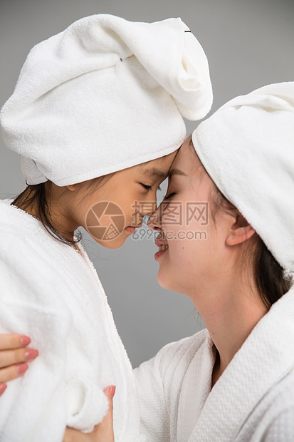 希望住宅内部女儿穿着浴袍的快乐母女图片