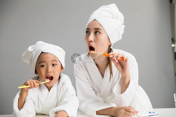 亚洲人20多岁女儿穿着浴袍的母女刷牙图片