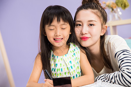 家庭20到24岁身体保健妈妈与女儿在化妆图片