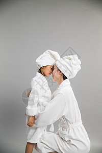 活力女性装扮垂直构图关爱穿着浴袍的快乐母女背景