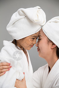 微笑身体保健装扮穿着浴袍的快乐母女图片