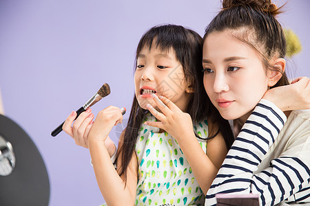 休闲活动刷爱妈妈与女儿在化妆图片