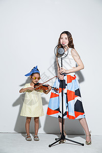 摄影童年东亚小女孩和妈妈拉小提琴图片