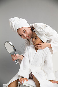 成年人无忧无虑家庭穿着浴袍的母女照镜子图片