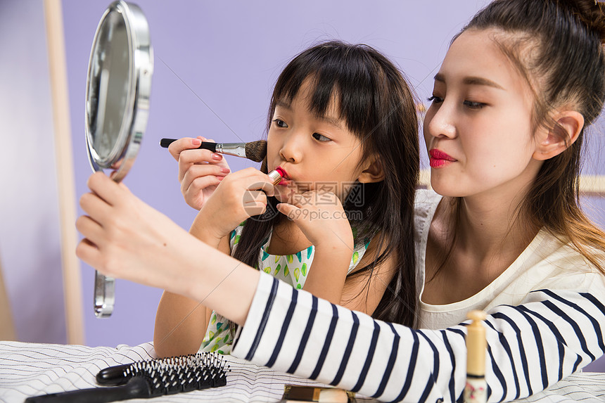 摄影人女人妈妈与女儿在化妆图片