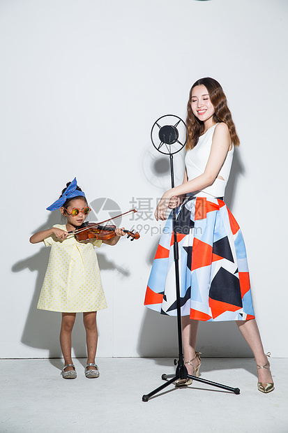 影棚拍摄全身像演奏小女孩和妈妈拉小提琴图片