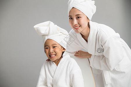 亚洲人4岁到5岁成年人穿着浴袍的快乐母女图片