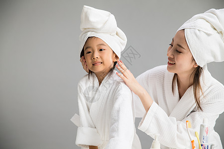 可爱儿童亲情浴衣穿着浴袍的母女背景