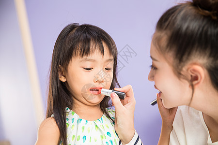 妈妈给孩子涂口红图片