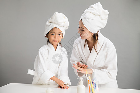 养生保健住宅房间亚洲人女人穿着浴袍的母女背景
