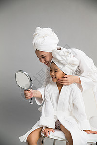 单亲家庭摄影两个人穿着浴袍的母女照镜子图片