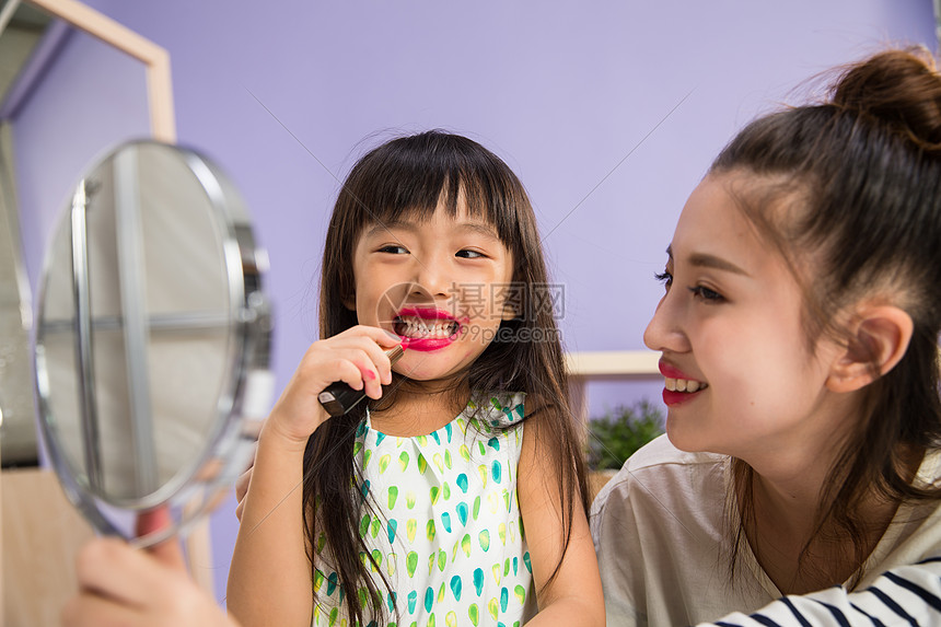 两个人化妆品影棚拍摄妈妈与女儿在化妆图片