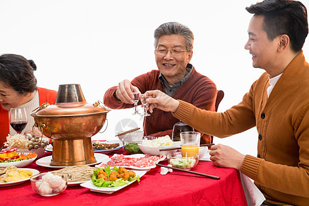 父子俩吃年夜饭喝酒高清图片