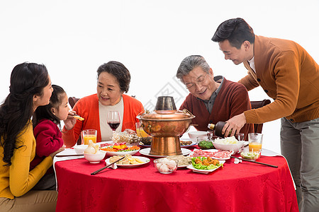 中年人65到69岁60多岁幸福家庭过年吃团圆饭图片