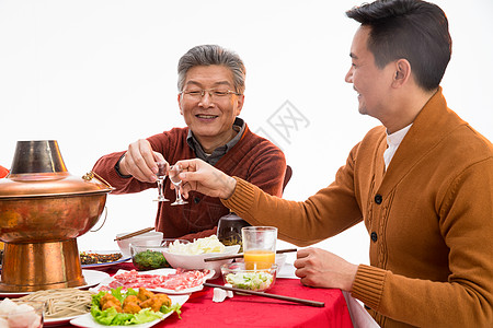 羊肉父子俩吃年夜饭喝酒背景